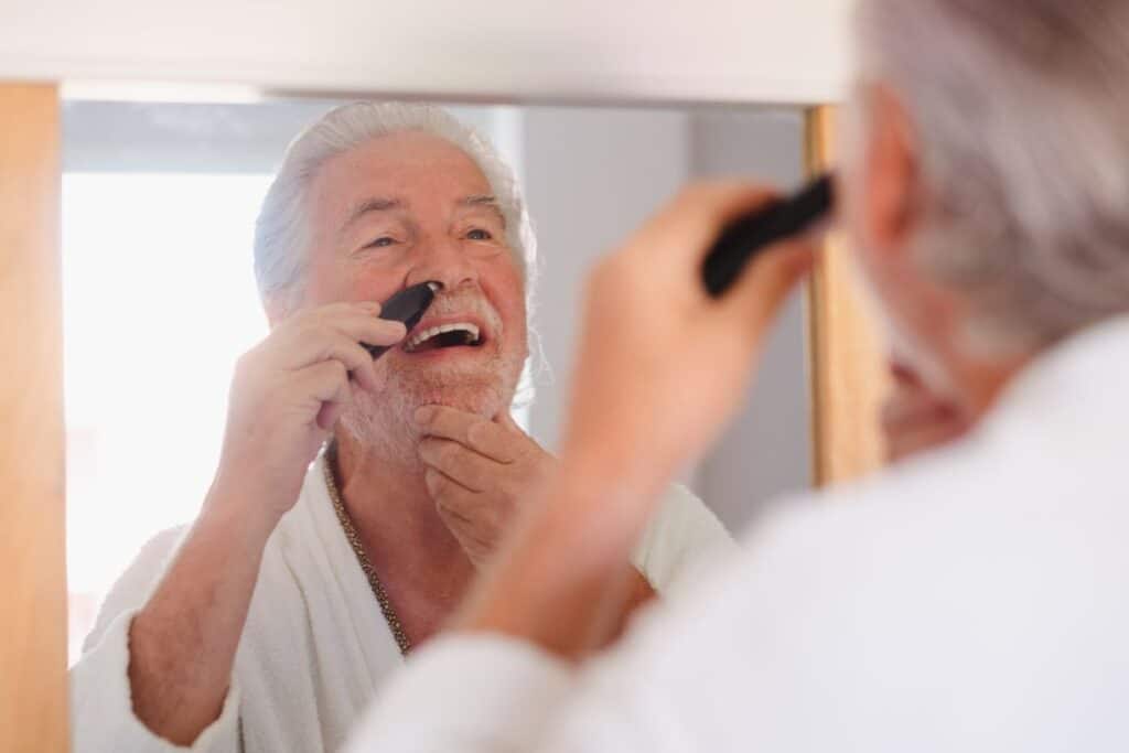 Wenn du fertig bist, spülst du den Trimmer unter dem Wasserhahn ab.